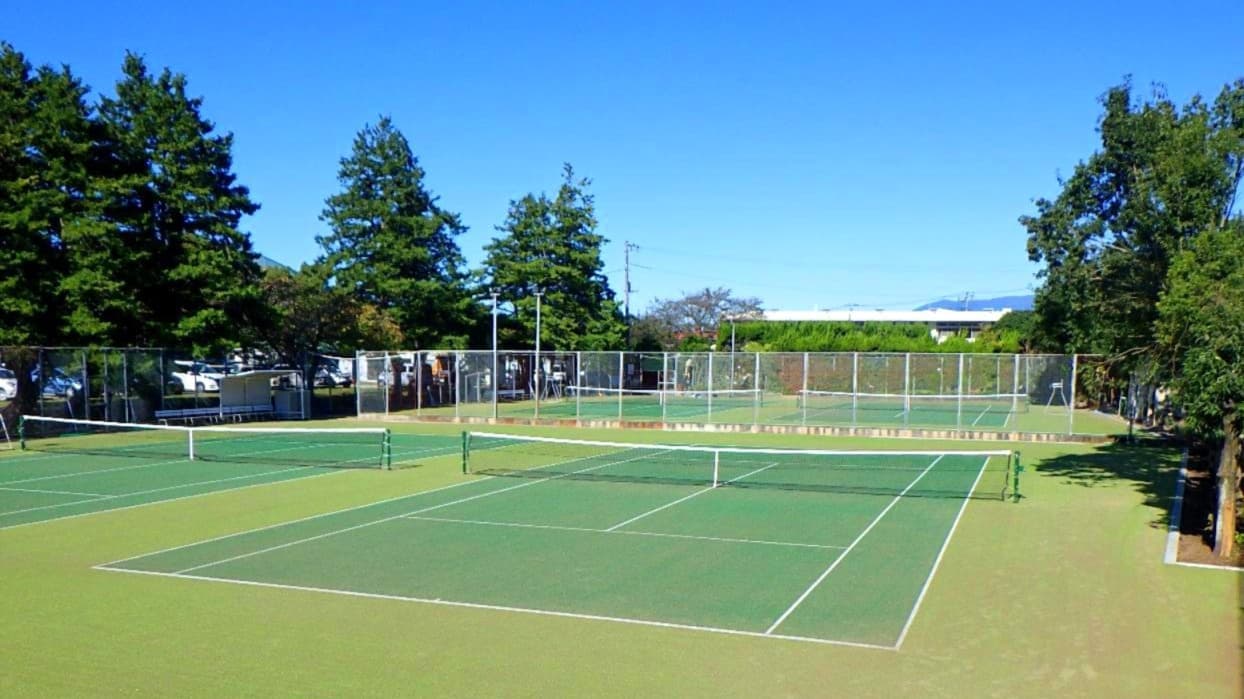 人工芝のテニスコートの写真