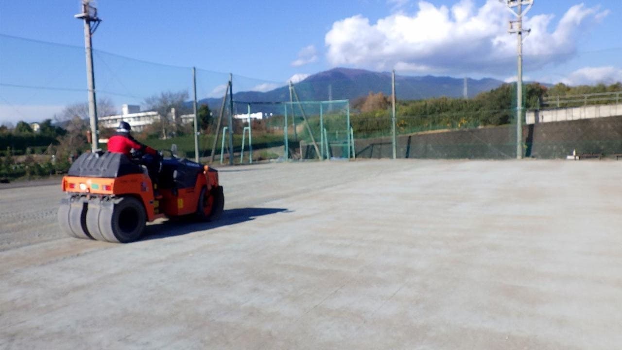 スポーツ施設や運動場の造成工事、地盤を固める転圧作業の写真