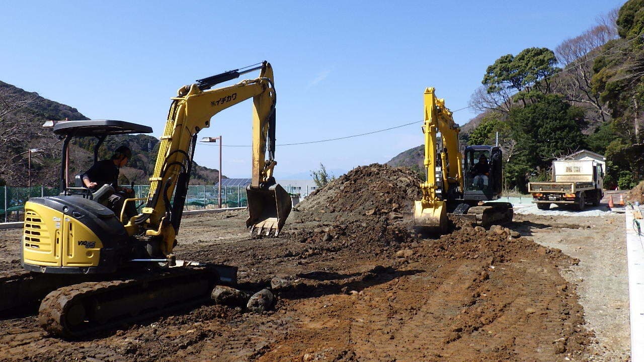 土木工事現場で重機による掘削作業を行っている様子の写真