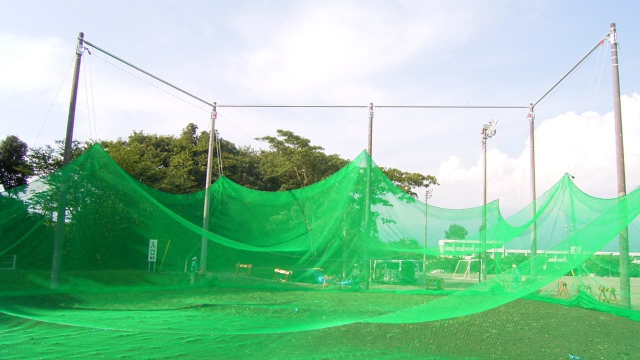 運動場の安全対策として行う防球ネット設置施工の写真