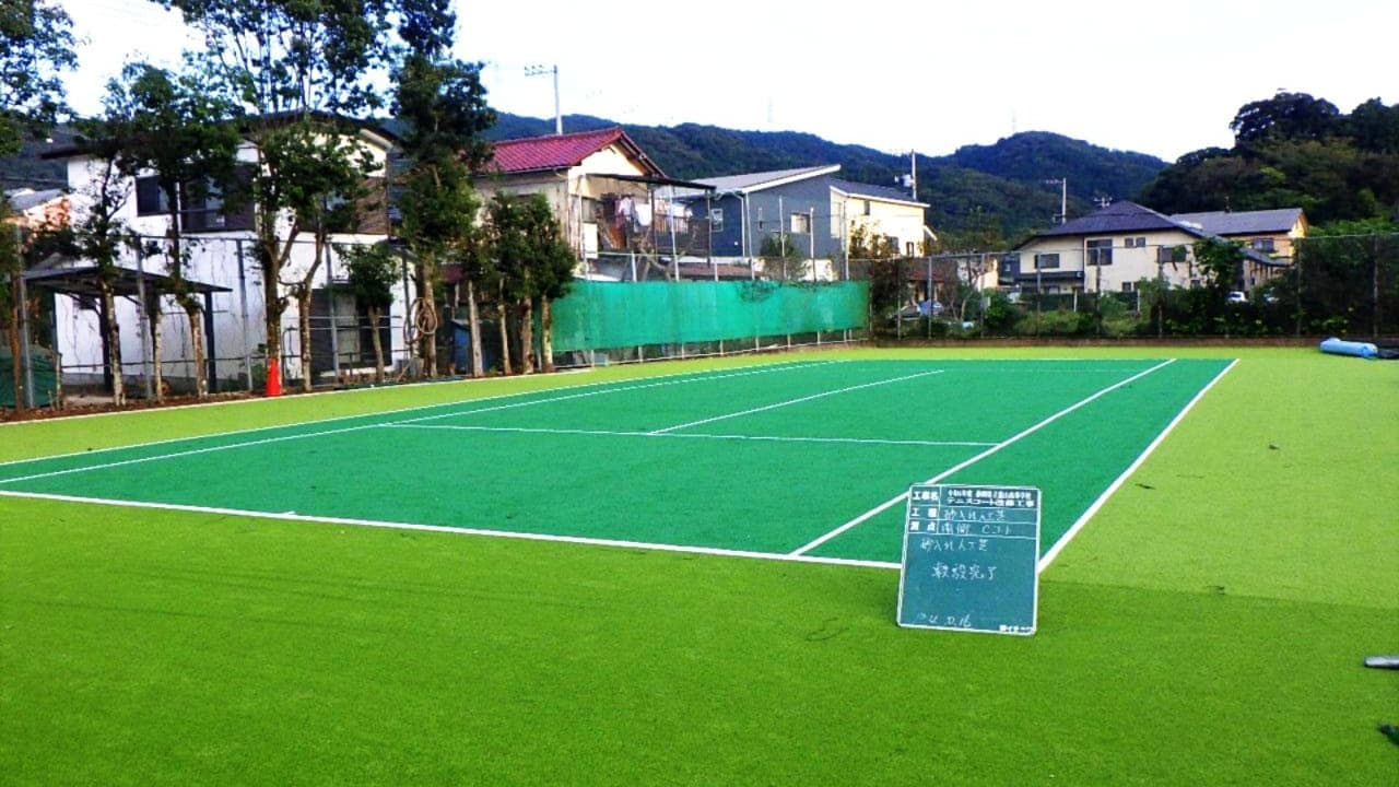 テニスの人工芝コート完了の写真