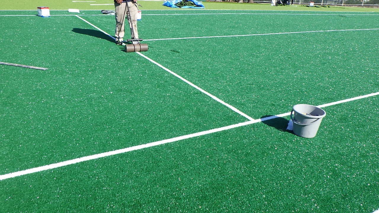テニスの人工芝コート施工中の写真
