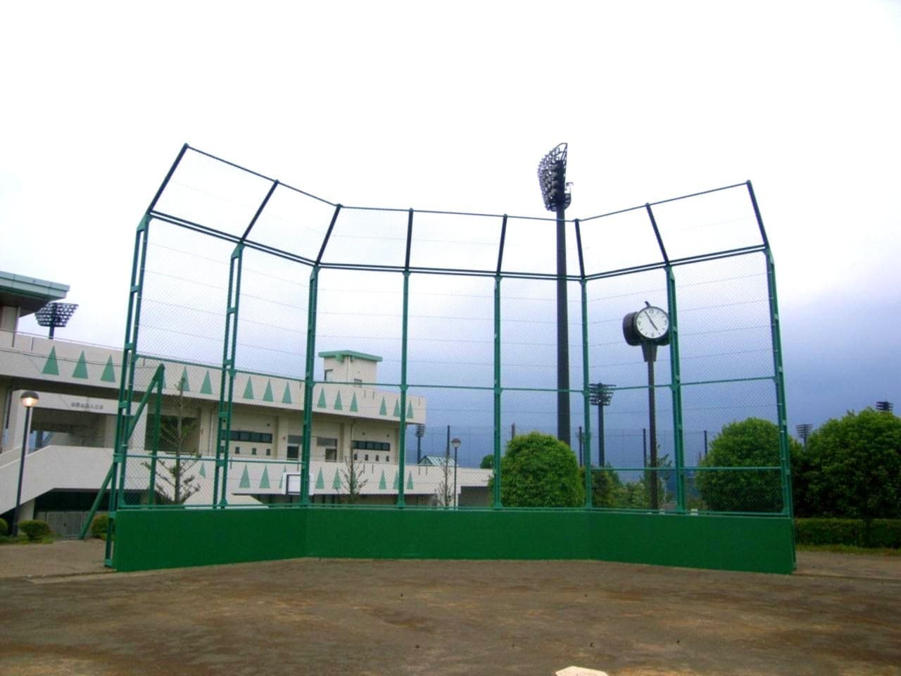 屋外野球練習場のバックネット設備完成の写真