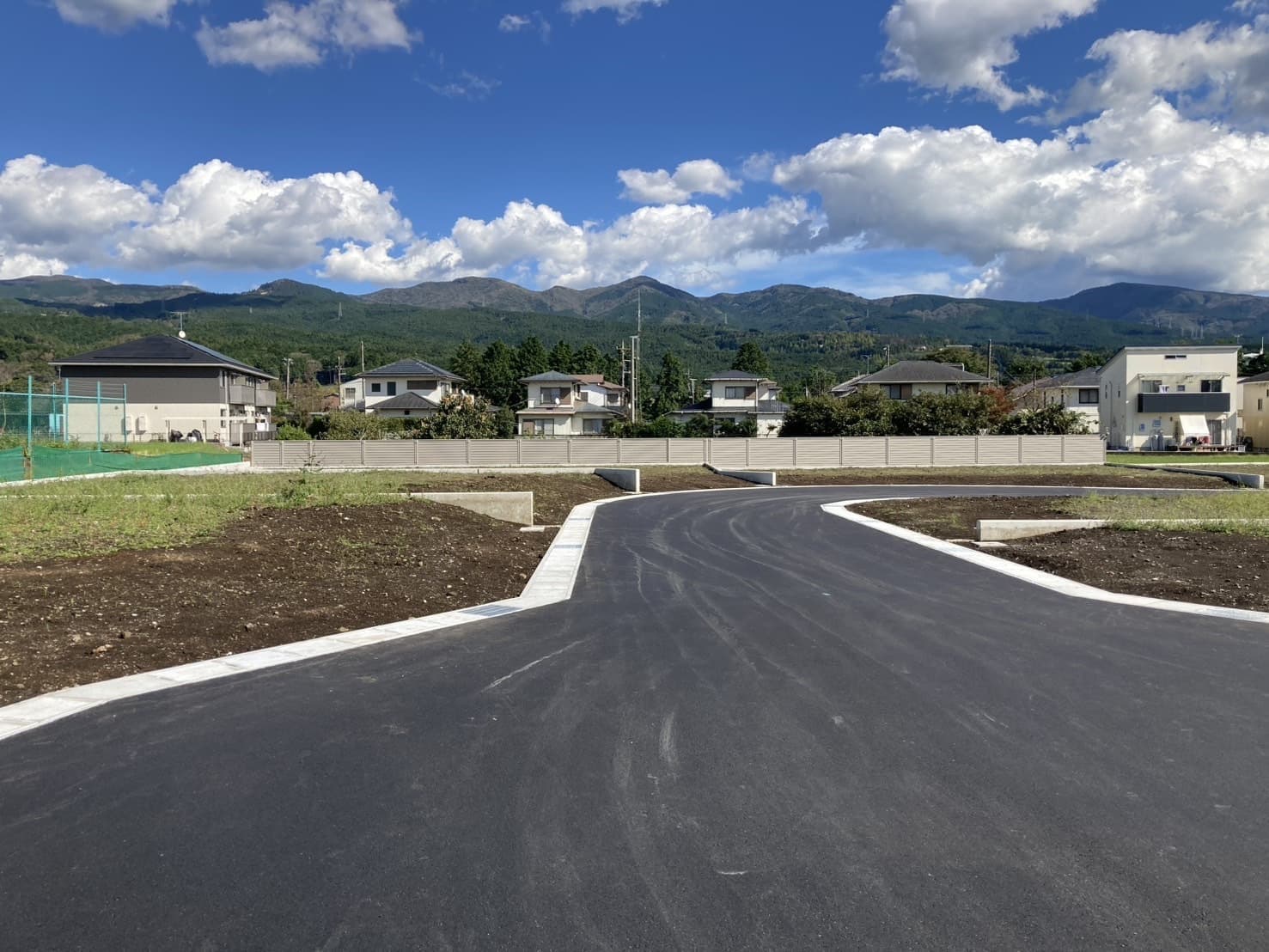 住宅地の新築分譲地道路完成風景の写真
