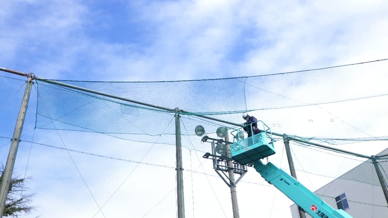 防球ネット施工中の写真