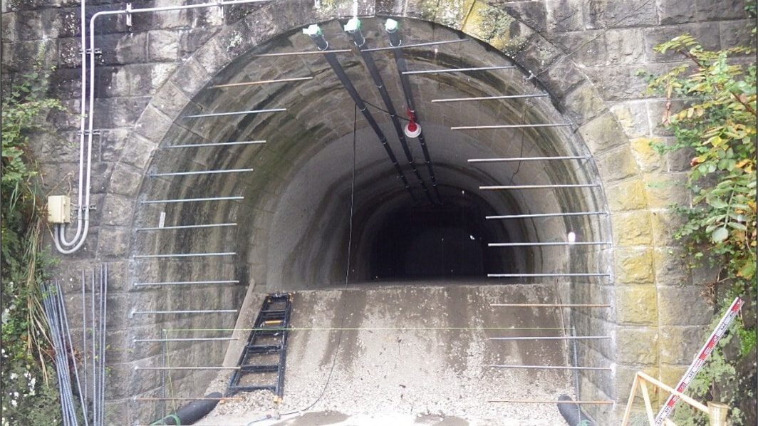 重寺トンネル閉塞工事の施工中の写真