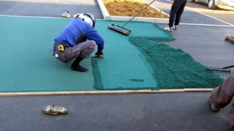 走路ゴムチップの舗装中の写真