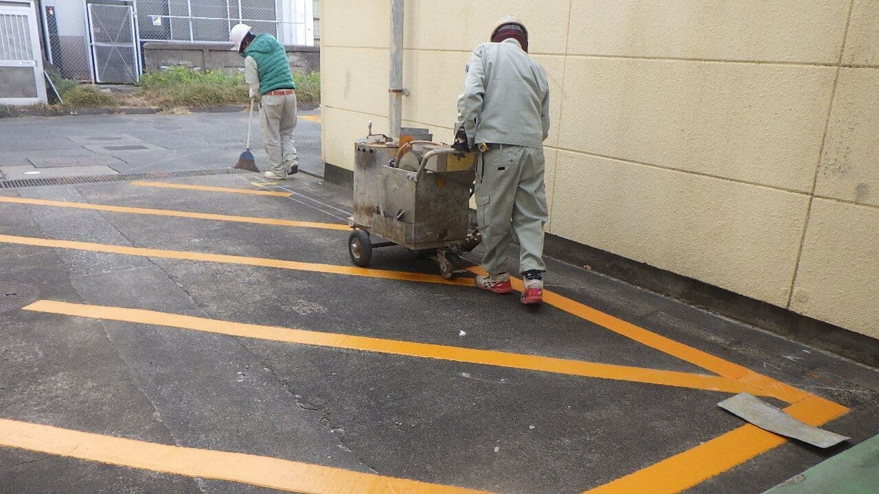 敷地内の区画線塗装中の写真