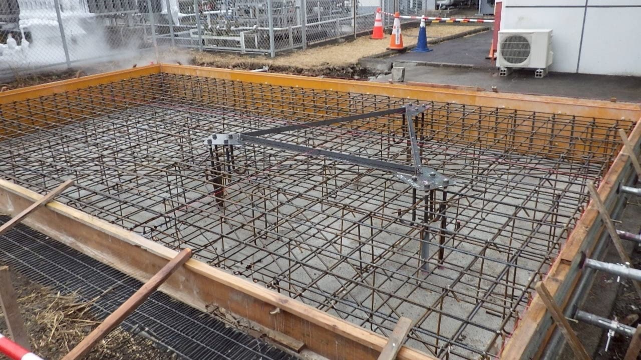 機械を設置するための土台の基礎工事施工中の写真