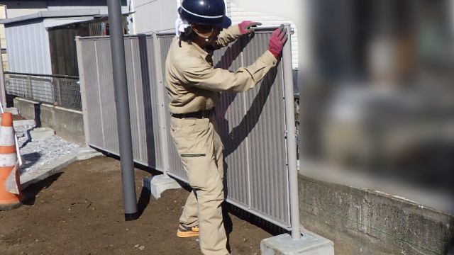 外構フェンス工事施工中の写真