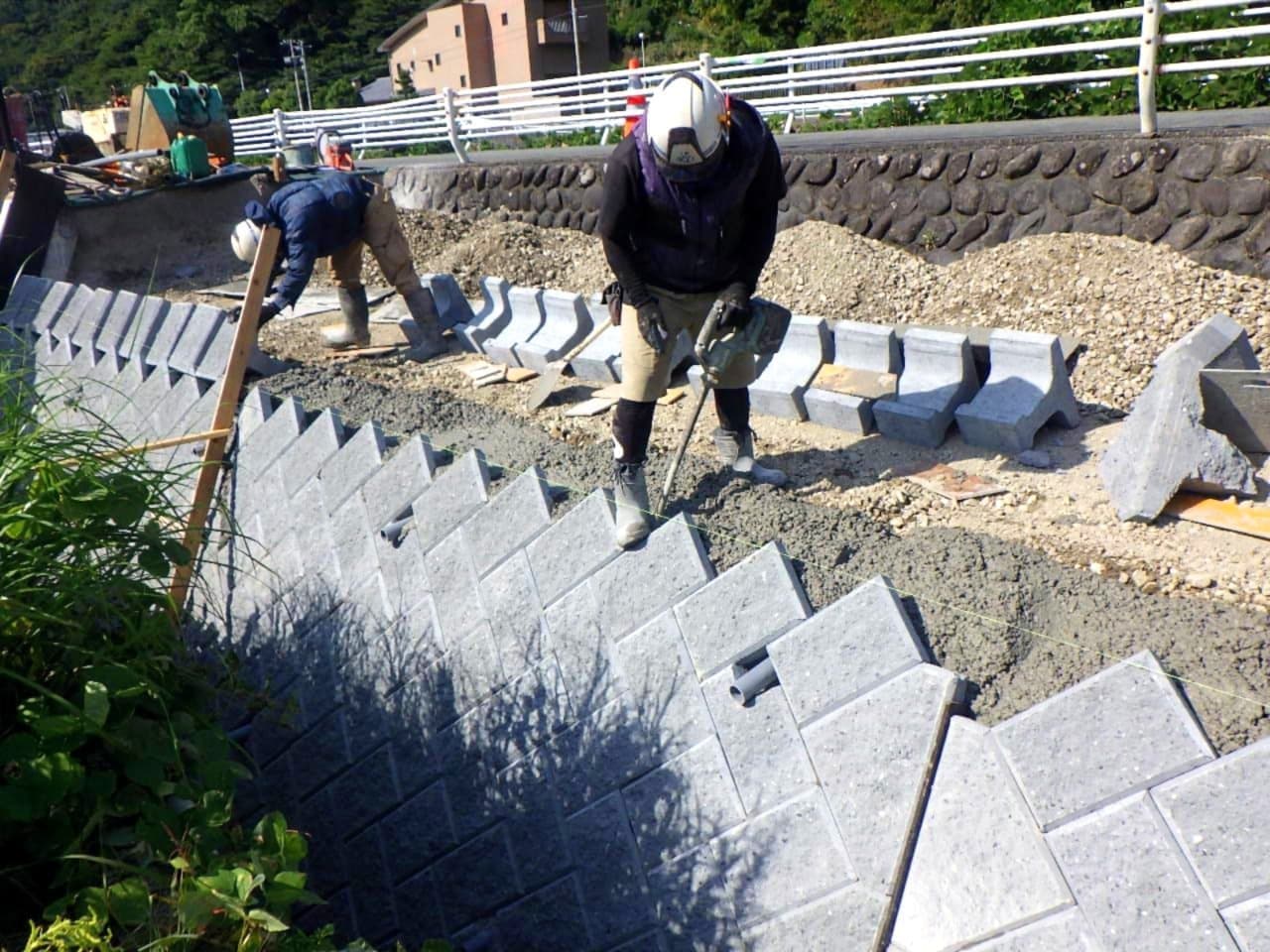 コンクリートブロック設置工事作業風景の写真
